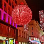 rote Beleuchtung am Weihnachtsmarkt am Wiener Stephansplatz