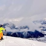 zwei Skifahrer schauen auf die Bergwelt im Pillerseetal