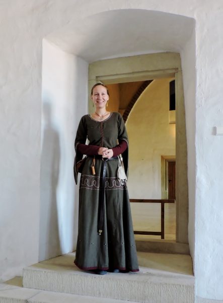Frau in langem historischen Kleid