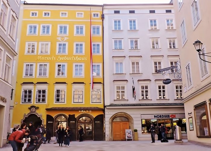 Mozart Geburtshaus mit gelber Fassade gehört zu den Mozart - Salzburg Sehenswürdigkeiten