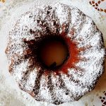 Bezuckerter Rotweingugelhupf mit Schokolade