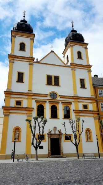 Kirche mit weiß-gelber Fassade