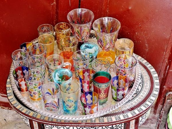 bunte marokkanische Teegläser auf Silbertablett