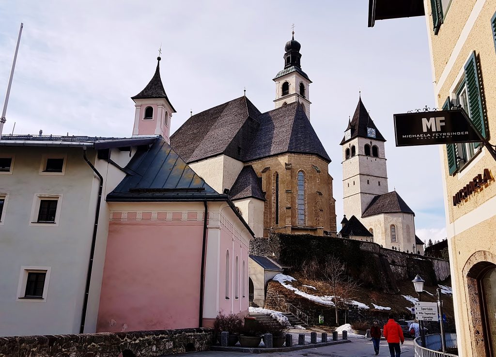 Kirchen auf Stadthügel in Kitzbühel Altstadt Sehenswürdigkeiten