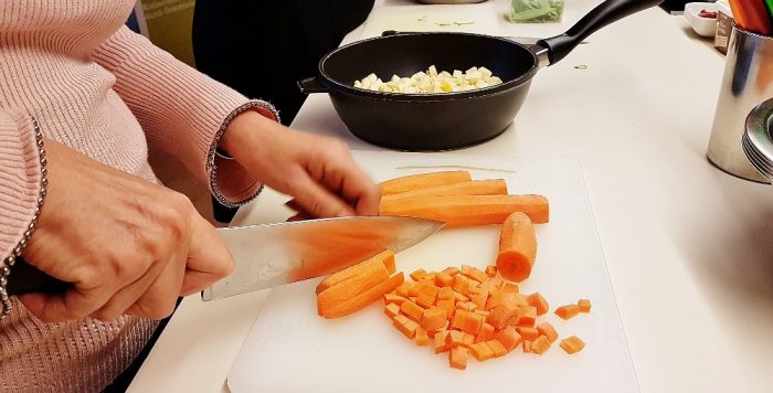 Karottenschneiden mit großem Messer
