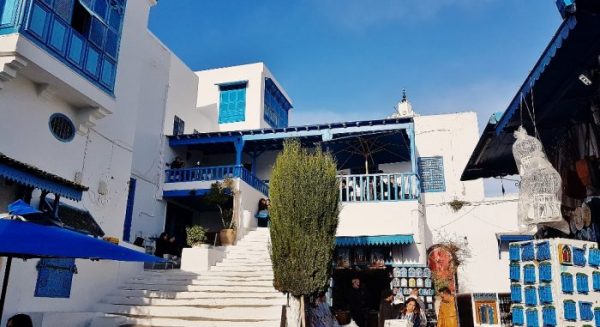 weiß-blaue mediterrane Häuser