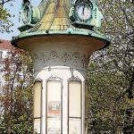 historischer Uhrturm im Stadtpark Wien
