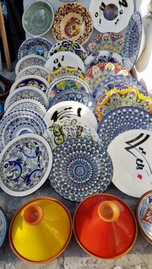 bunte Keramikteller aus Tunesien