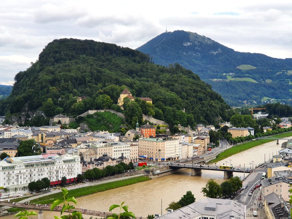 Ausblick vom Mönchsberg Salzburg auf Stadtberge