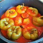 gefülltes Paprika mit Tomatensauce im Topf