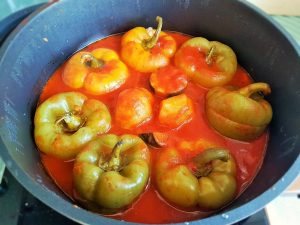 gefülltes Paprika mit Tomatensauce im Topf