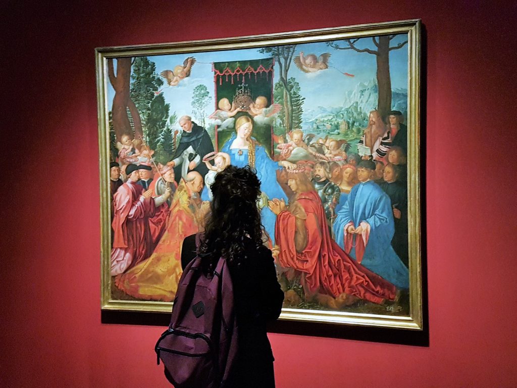Frau steht vor einemGemälde von Albrecht Dürer
