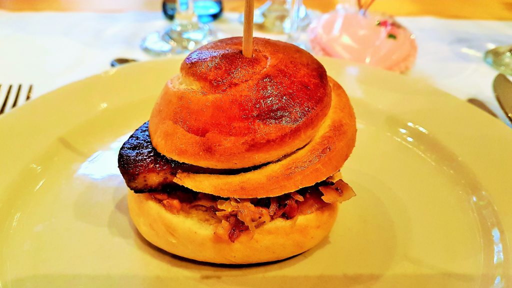 Slow Food Hamburger mit Entenleber auf einem Teller