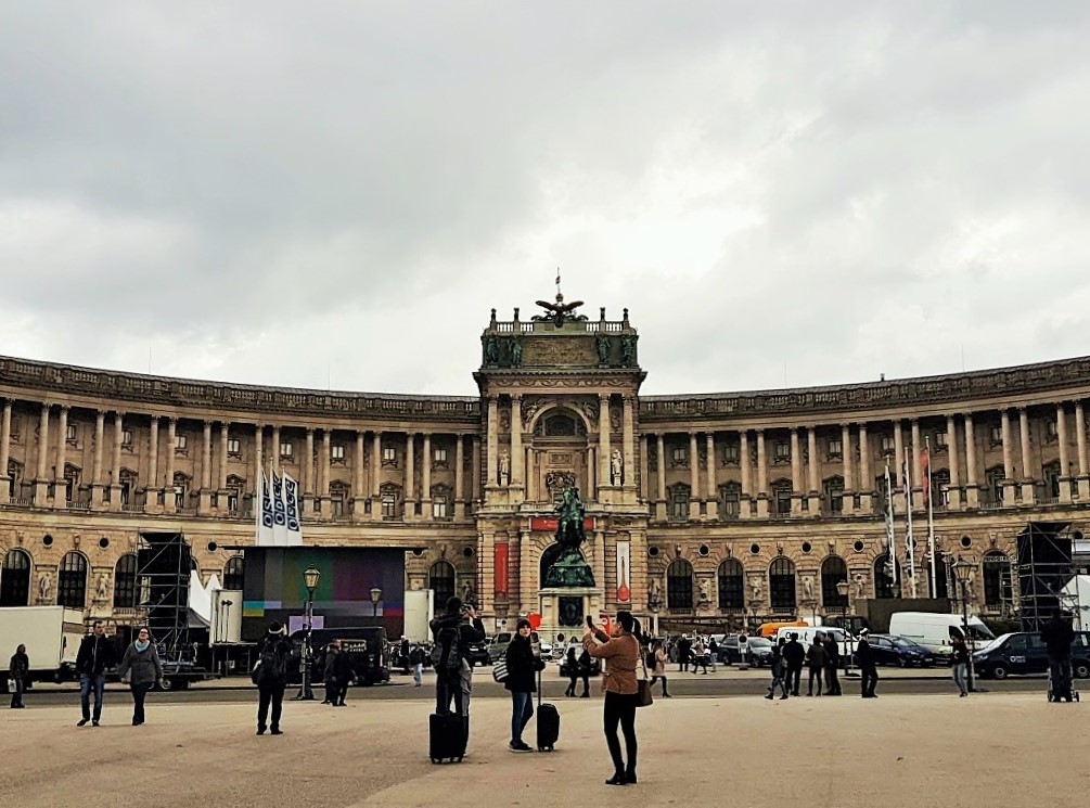 Ansicht der kaiserlichen Wiener Hofburg mit belebtem Platz davor