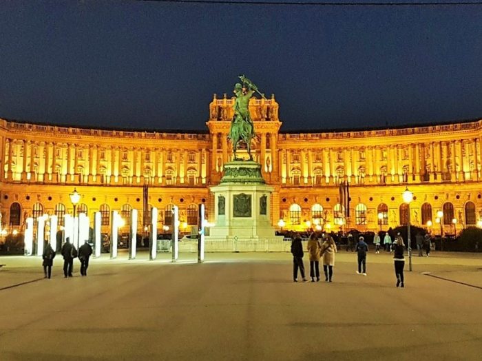 Wiener Hofburg kaiserlich bei Nacht