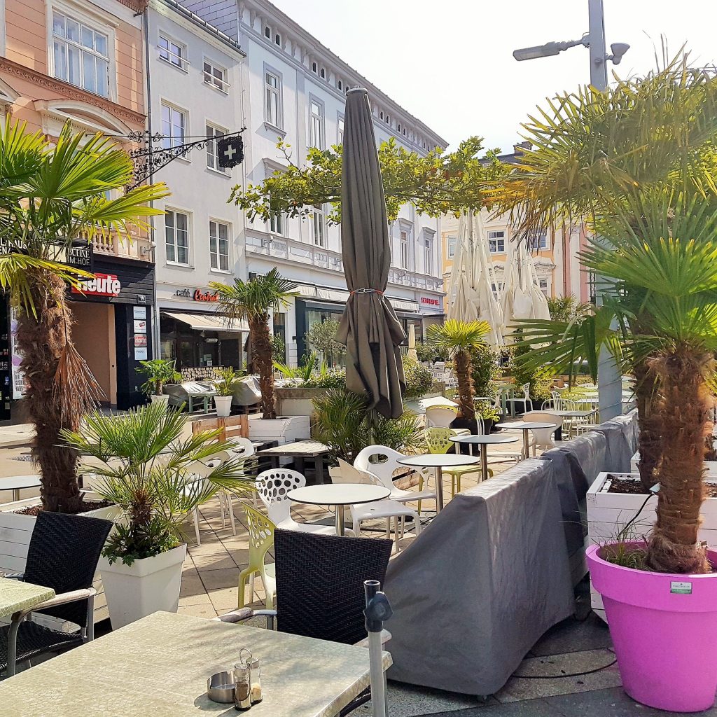 Café im Freien mit Palmen