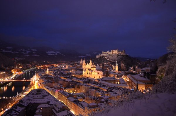verschneites Salzburg bei Nacht