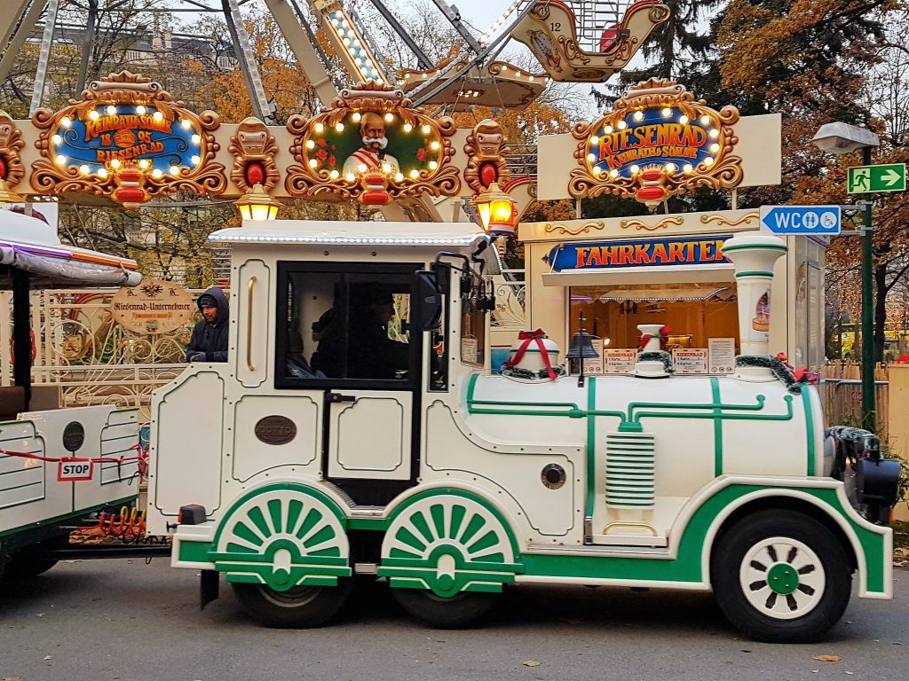 Lilliput Lokomotive fährt durch den Wiener Christkindlmarkt
