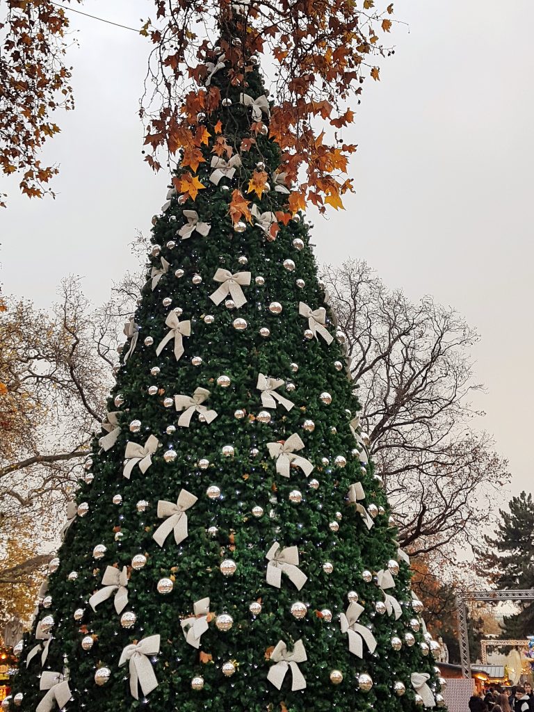 weiß dekorierter hoher Weihnachtsbaum