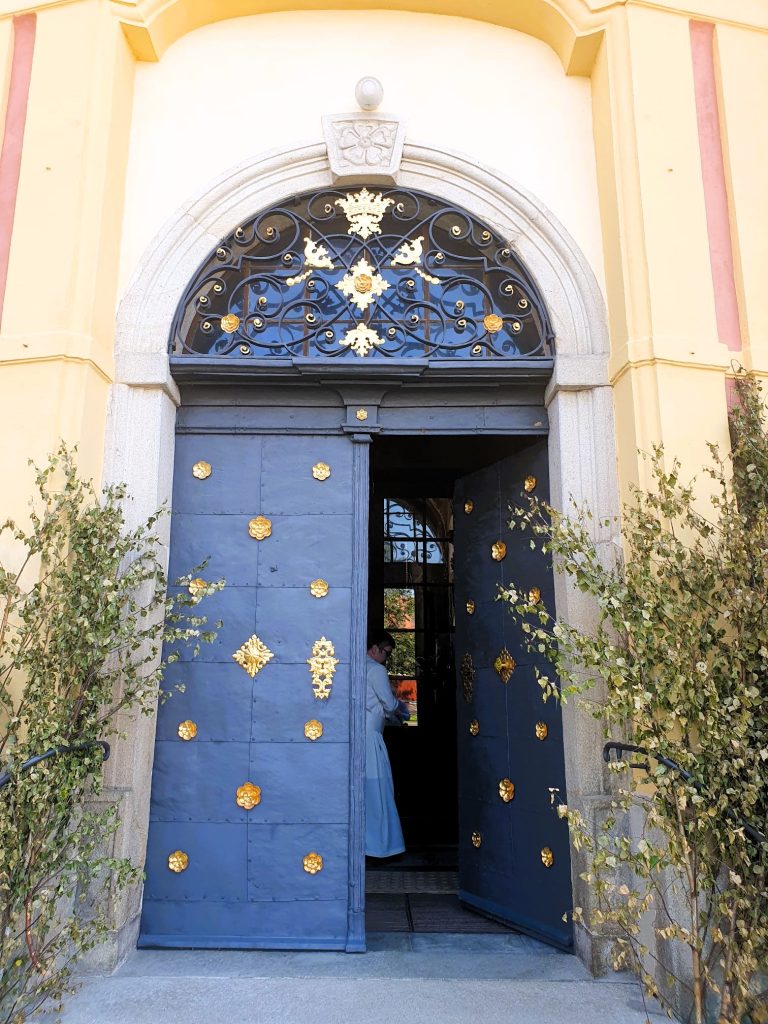 schön verzierte alte Eingangstüre zum Kloster Nova Rise, Tschechien
