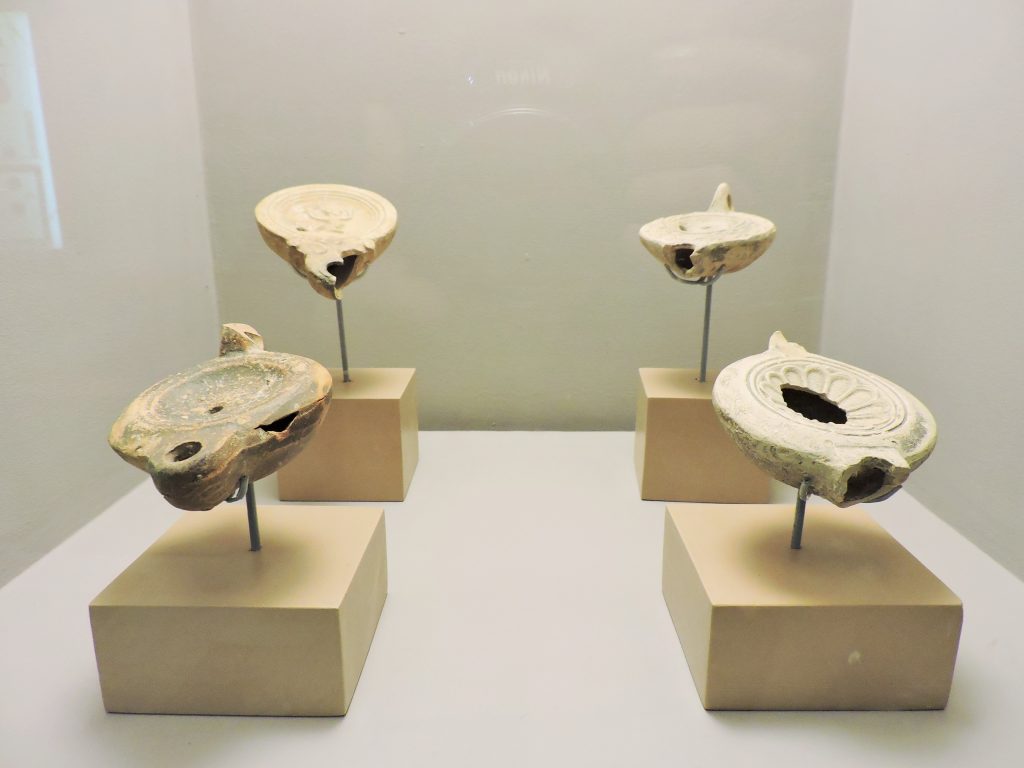 antike Öllampen im Museum