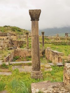 Säule inmitten von Ruinen in Marokko