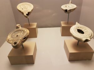 antike Fundstücke im Museum