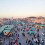 Platz Jemna el-fna in Marrakesch mit Menschenmassen. Marrakesch Sehenswürdigkeiten Medina