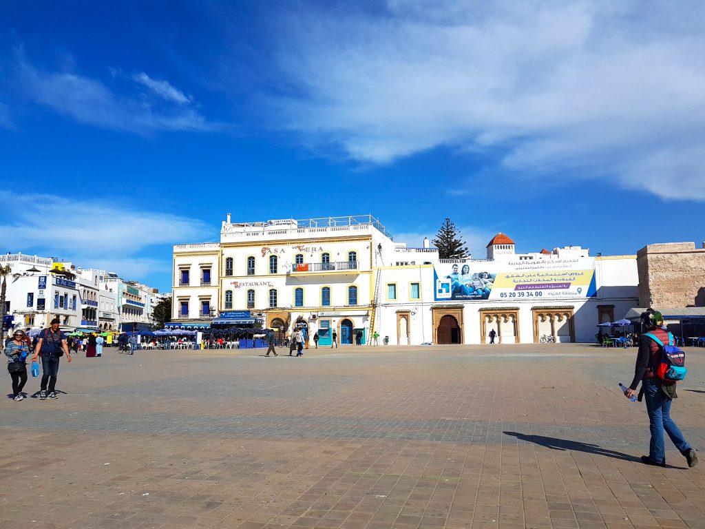weiter Platz vor der Altstadt von Essaouira Marokko