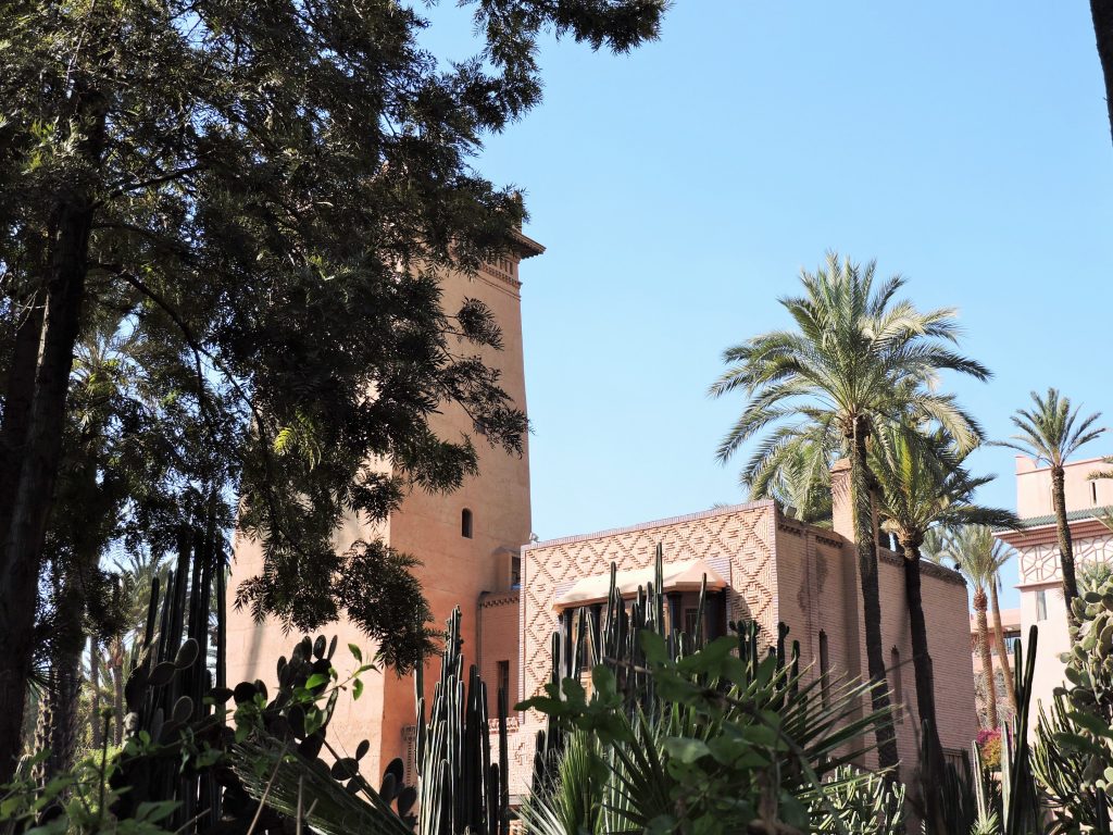 braun-rosé farbene marokkaniche Villa in Marrakesch
