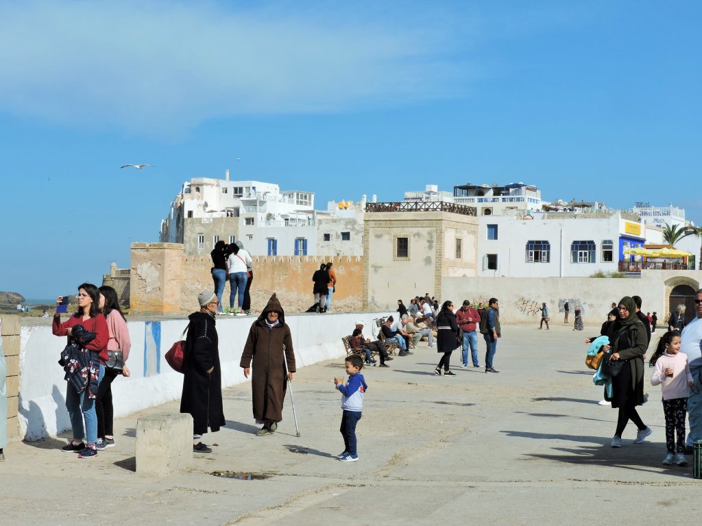 Menschen spazieren auf der alten Stadtmauer von Essaouira Marokko