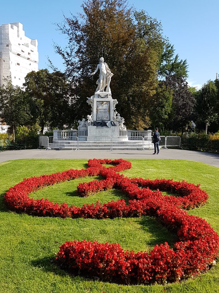 Mozart-Denkmal mit Violinschlüssel aus roten Blumen
