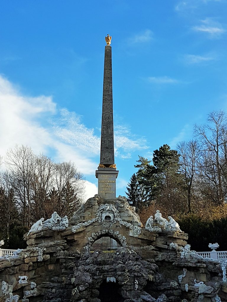 Obelisk im Park Schönbrunn wien