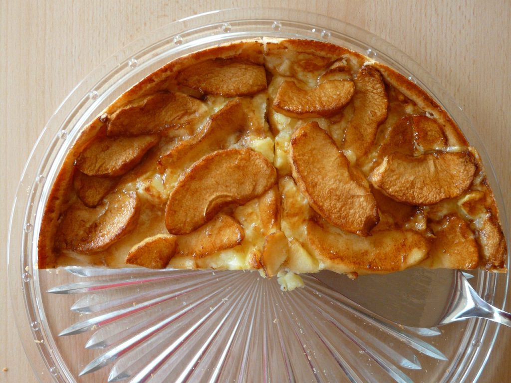 karamellisierter Apfelkuchen auf einer Glasplatte