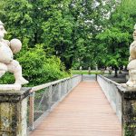 Zwei Zwerge als Sehenswürdigkeiten im Zwergelgarten Salzburg