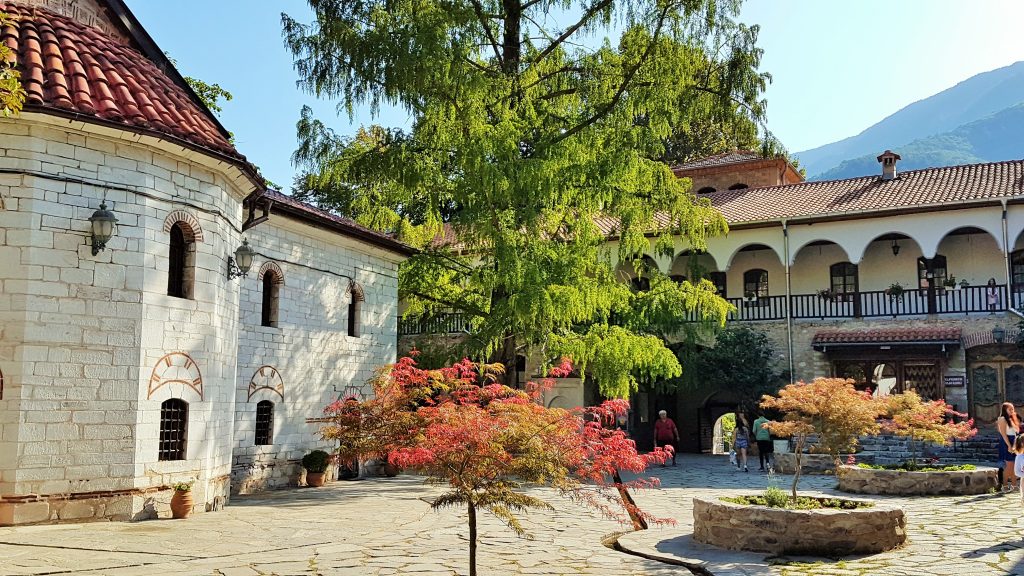 Innenhof mit Bäumen des orthodoxen Batschkovo Klosters Bulgarien