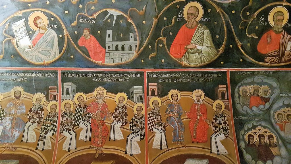 prachtvolle Fresken mit christlichen Symbolen auf schwarzem Hintergrund