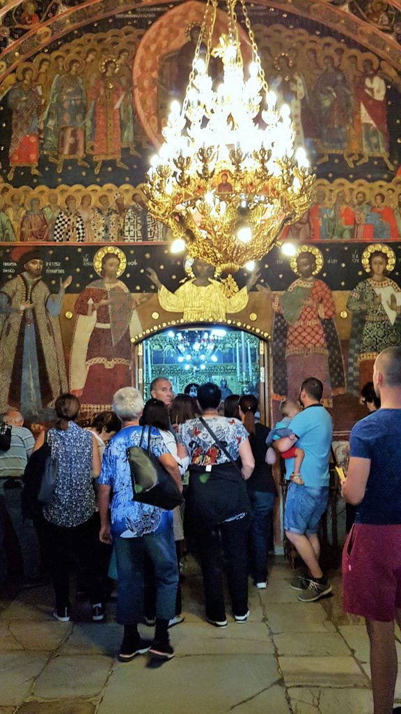 Gläubige Menschen treten in orthodoxe Kirche ein