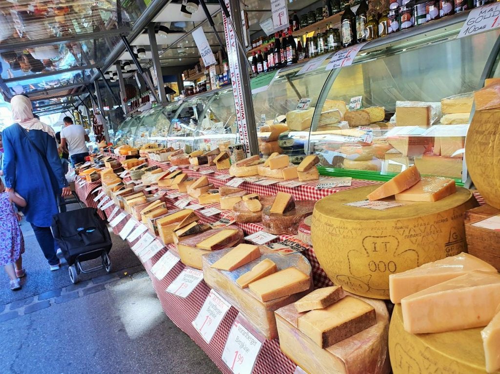 Marktstand mit Käse