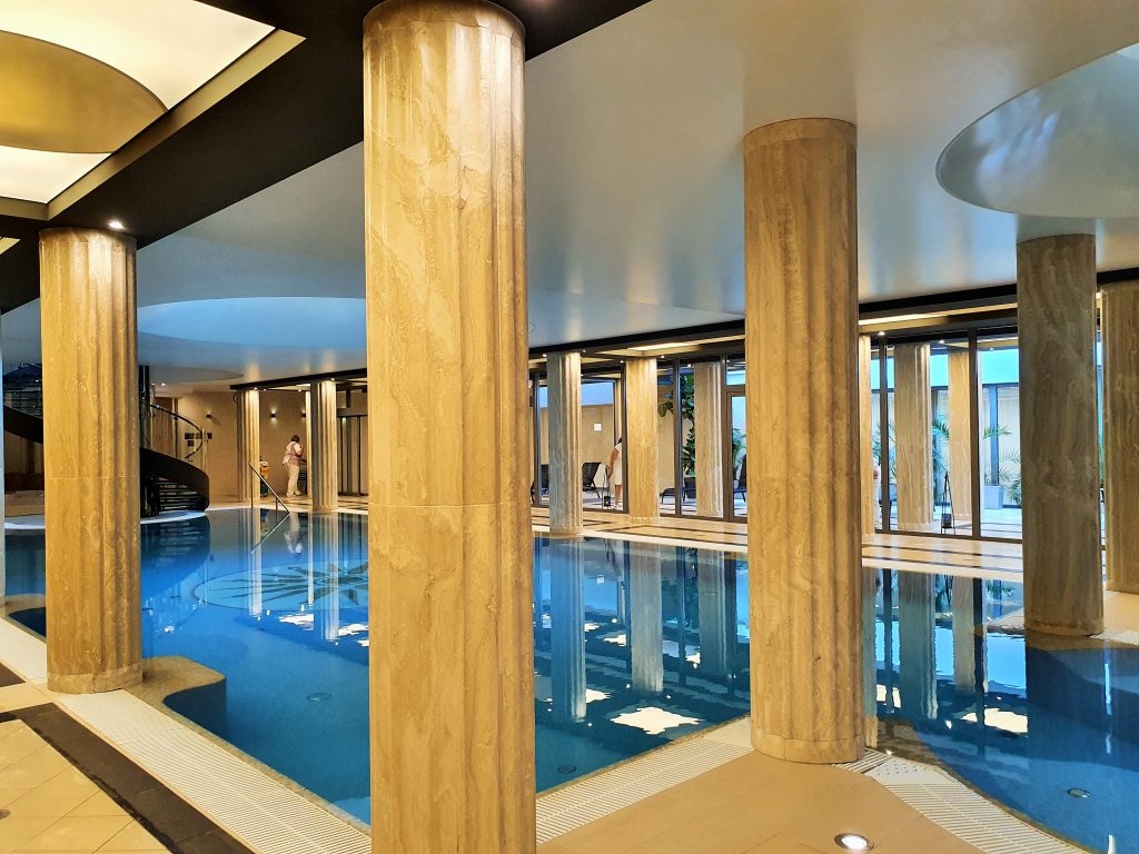 Indoor Pool mit Säulen