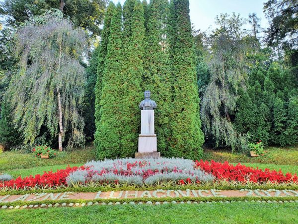 Park von Kurbad Luhacovice mit Statue im Zentrum