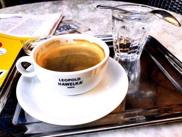 traditioneller Wiener Kaffee in der Tasse auf Silbertablett