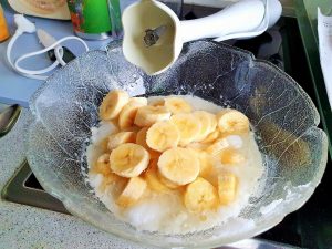 Bananen und Zutaten für Kuchen in einer Glasschüssel