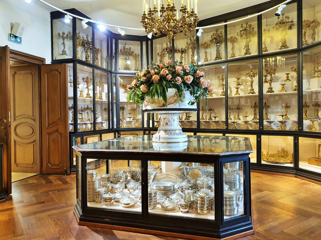 Ausstellungsraum der Silberkammer mit Glasvitrinen