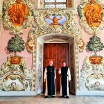 Zisterzienser-Mönche im barocken Saal, Stift Stams Tirol