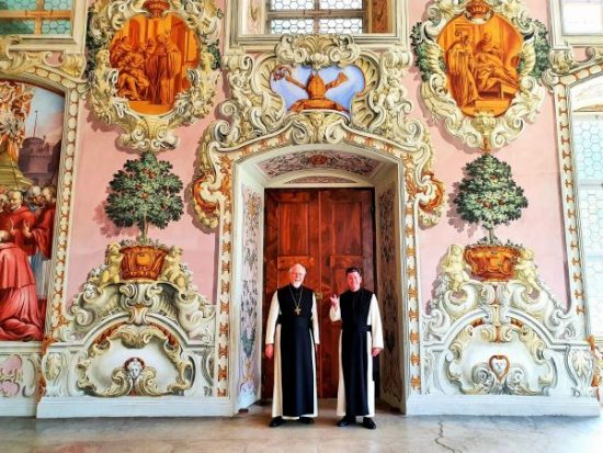 Zisterzienser-Mönche im barocken Saal, Stift Stams Tirol