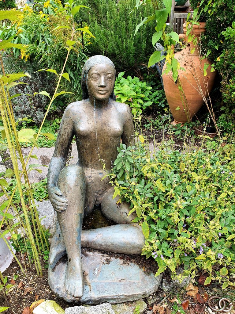 nackte Frauen-Skulptur