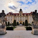 Schloss Valtice Tschechien mit barocken Statuen am Eingang