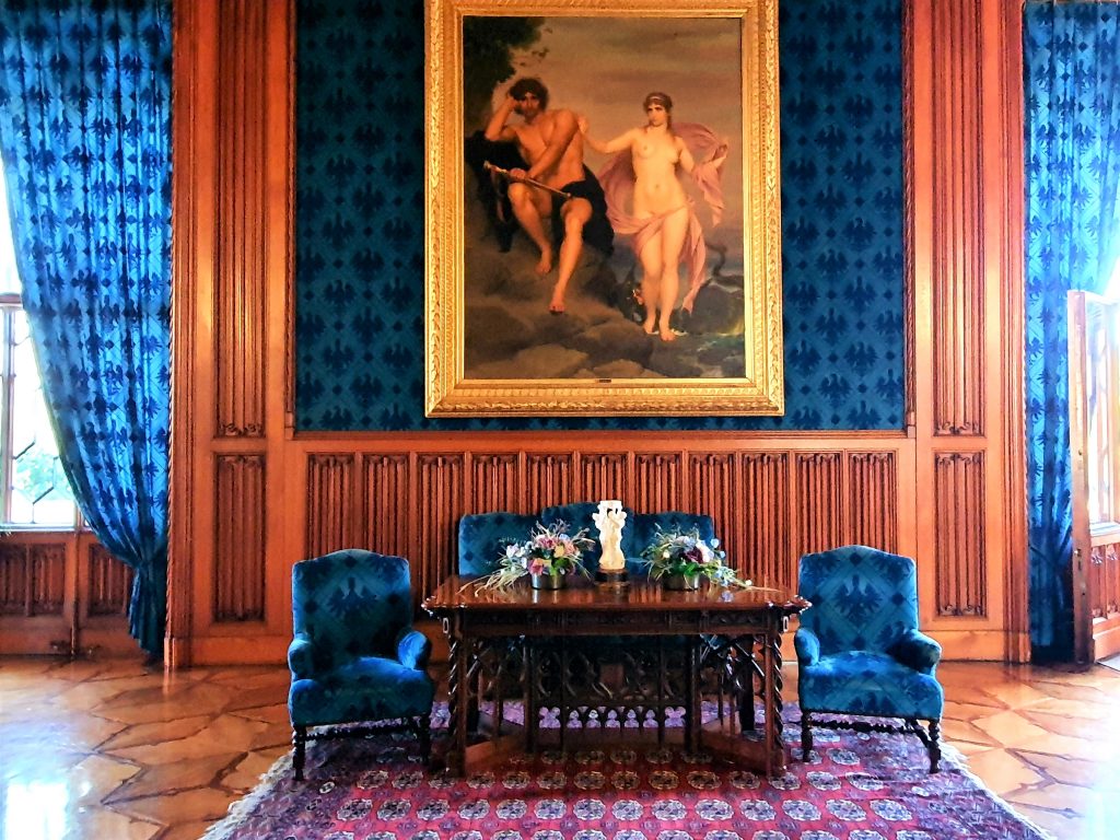 fürstlicher Salon mit historischem Gemälde
