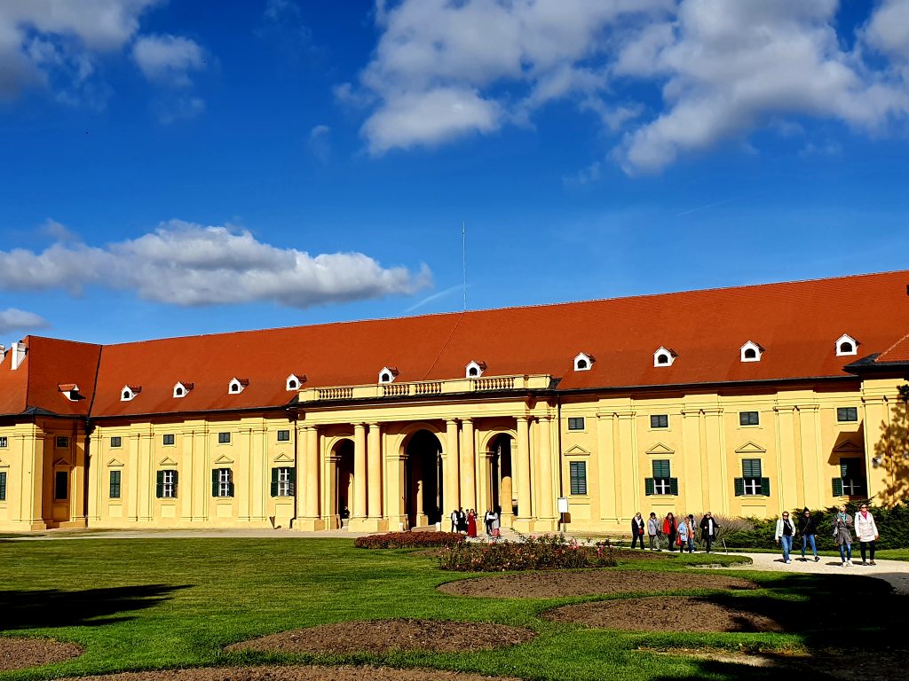 historische Reithalle mit gelber Fassade